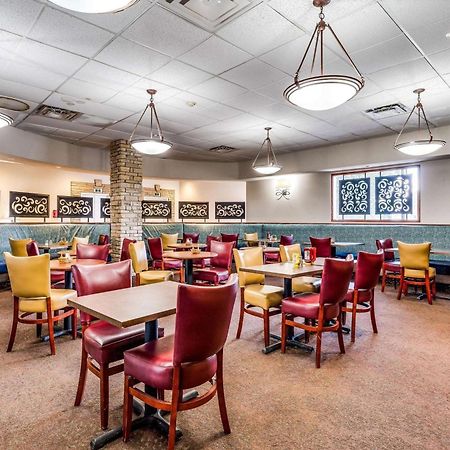 Wyndham Garden Wichita Downtown Hotel Ngoại thất bức ảnh