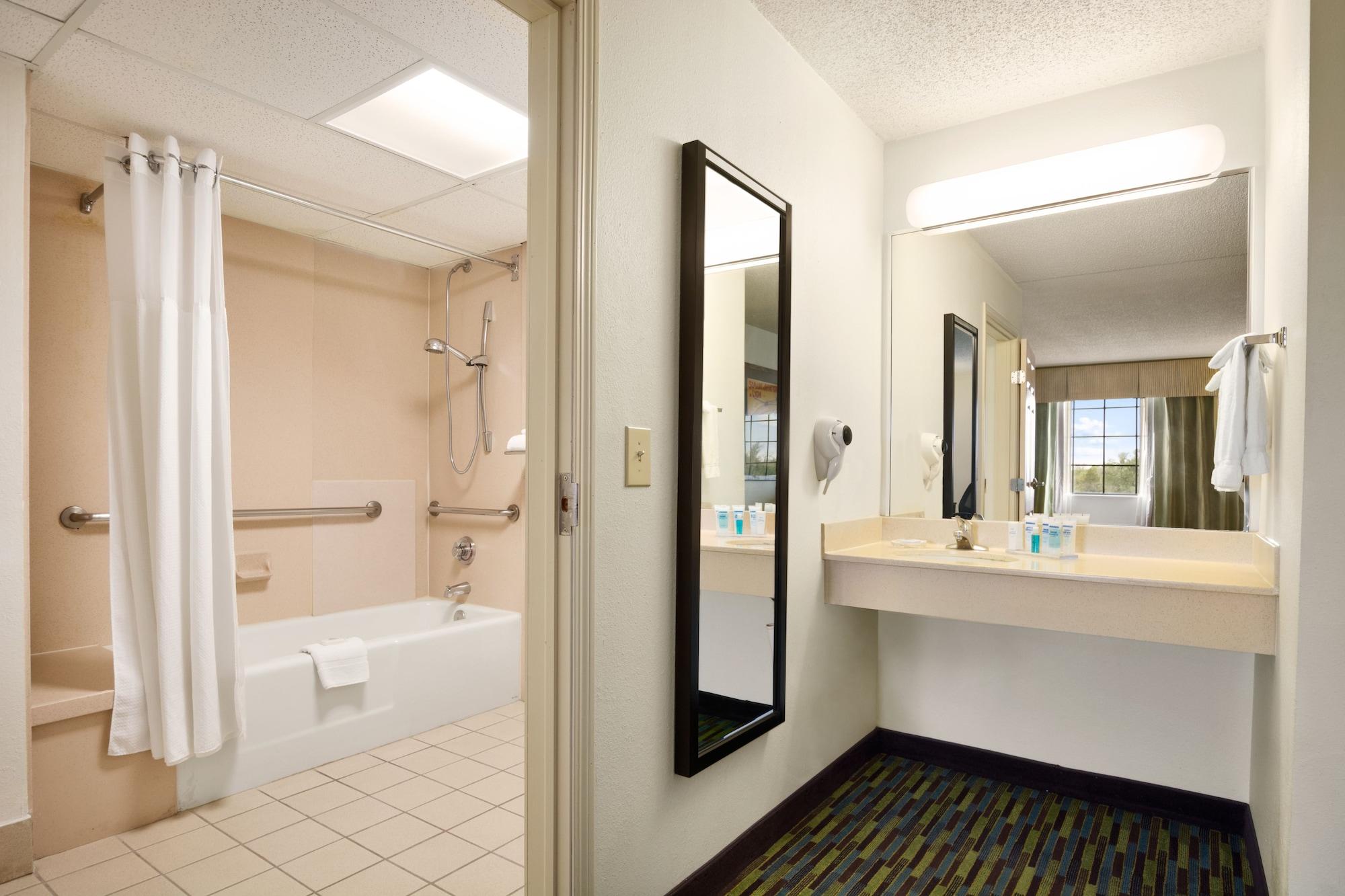 Wyndham Garden Wichita Downtown Hotel Ngoại thất bức ảnh