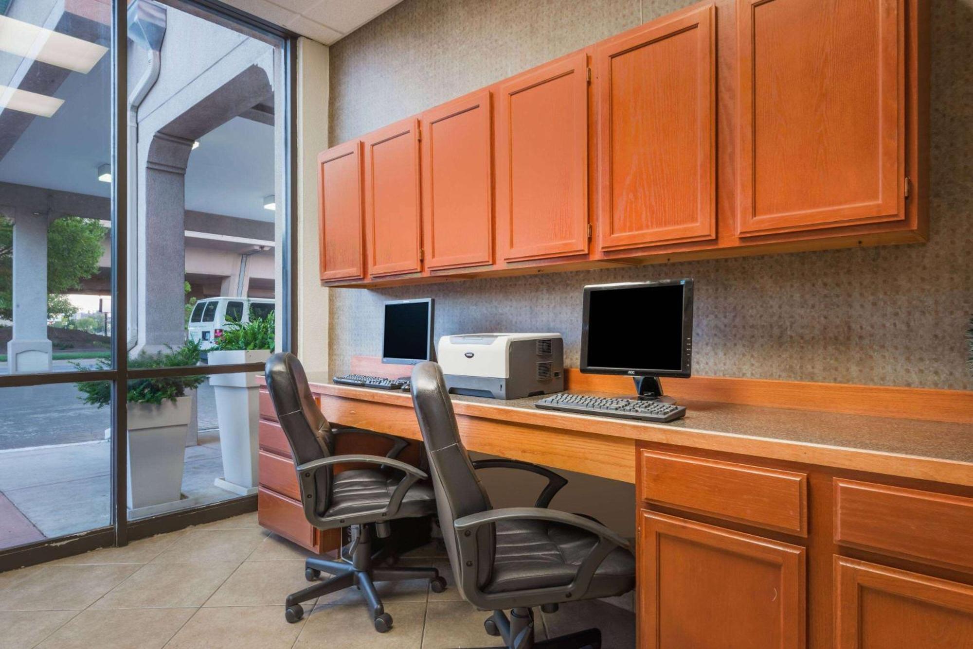 Wyndham Garden Wichita Downtown Hotel Ngoại thất bức ảnh
