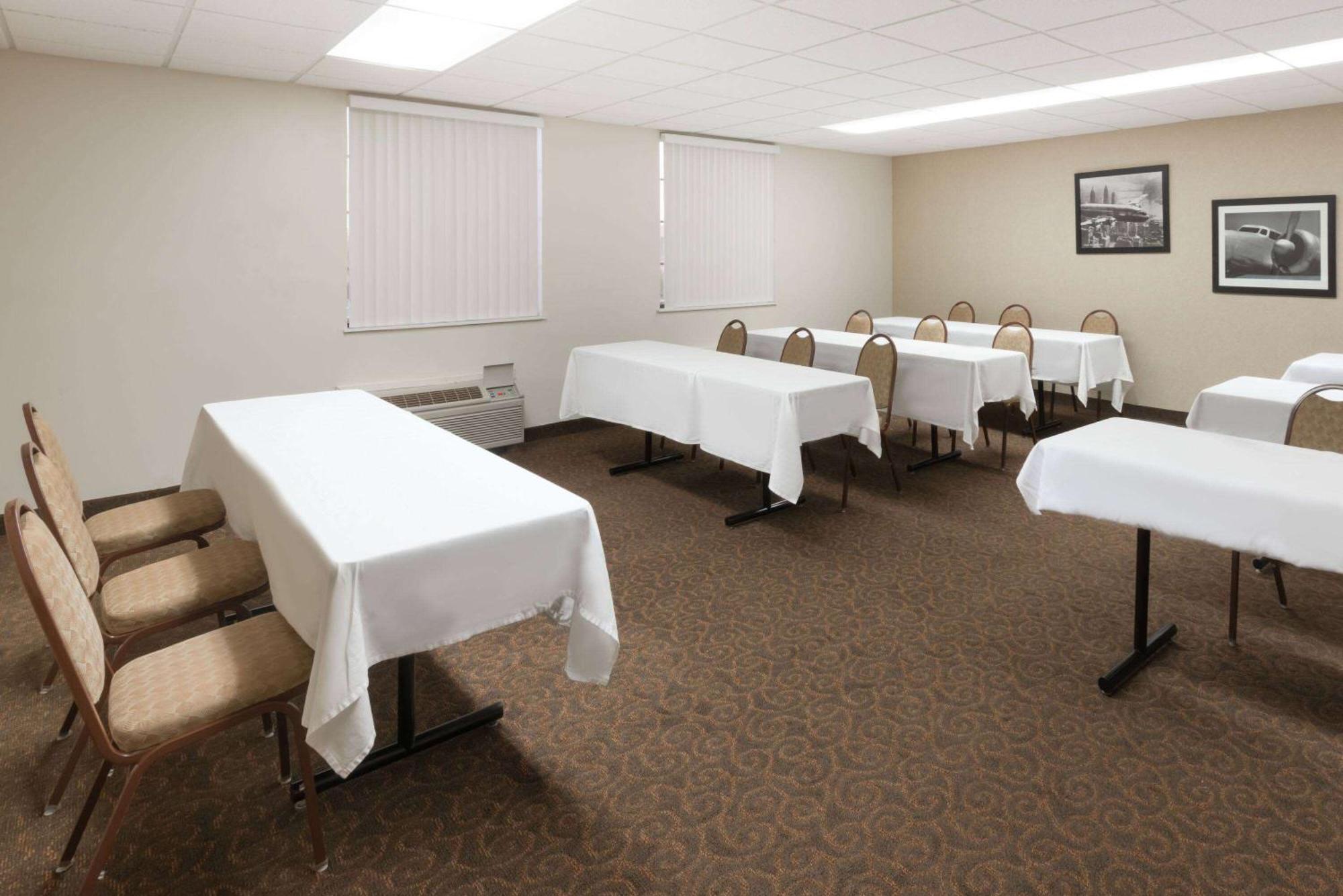 Wyndham Garden Wichita Downtown Hotel Ngoại thất bức ảnh