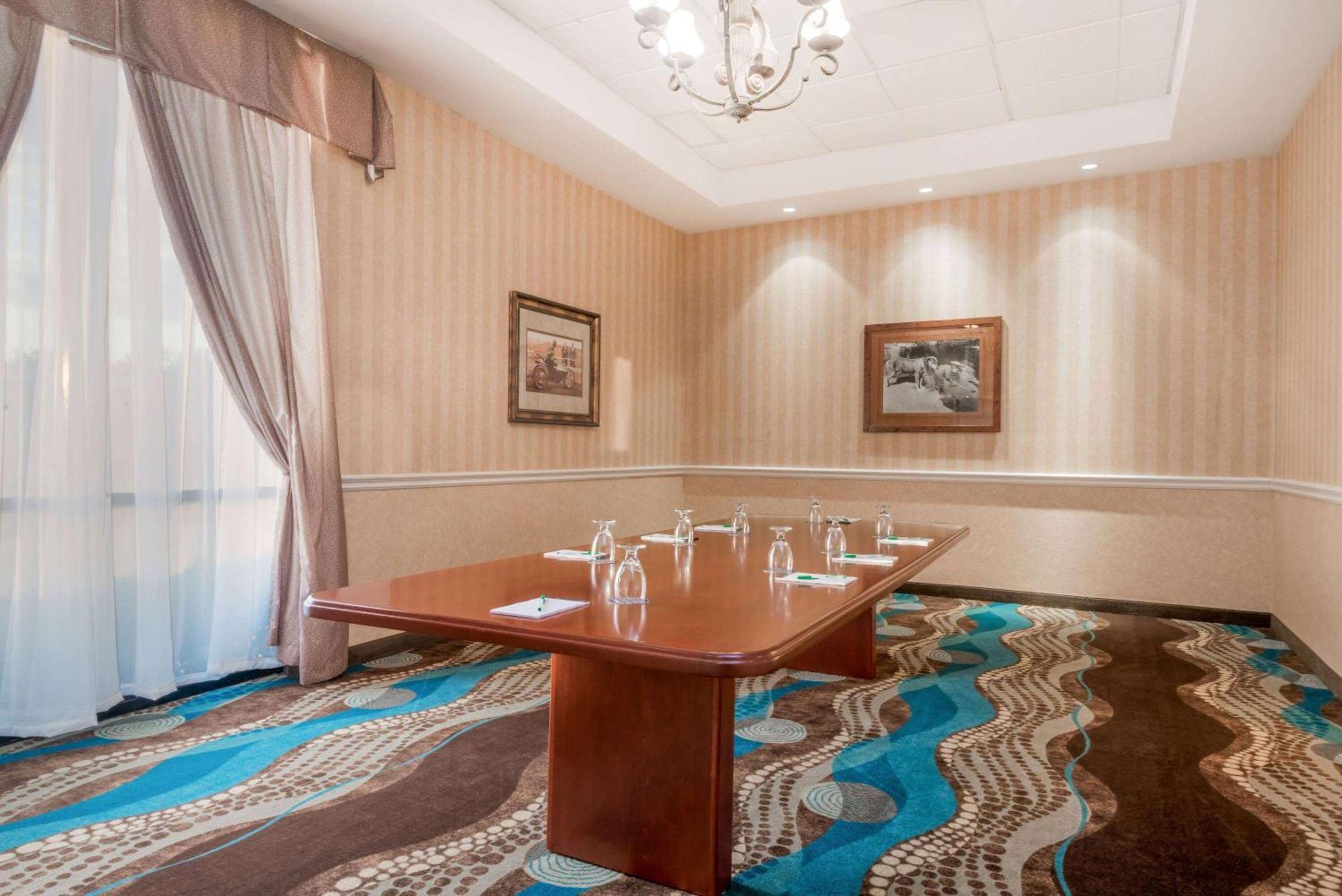 Wyndham Garden Wichita Downtown Hotel Ngoại thất bức ảnh