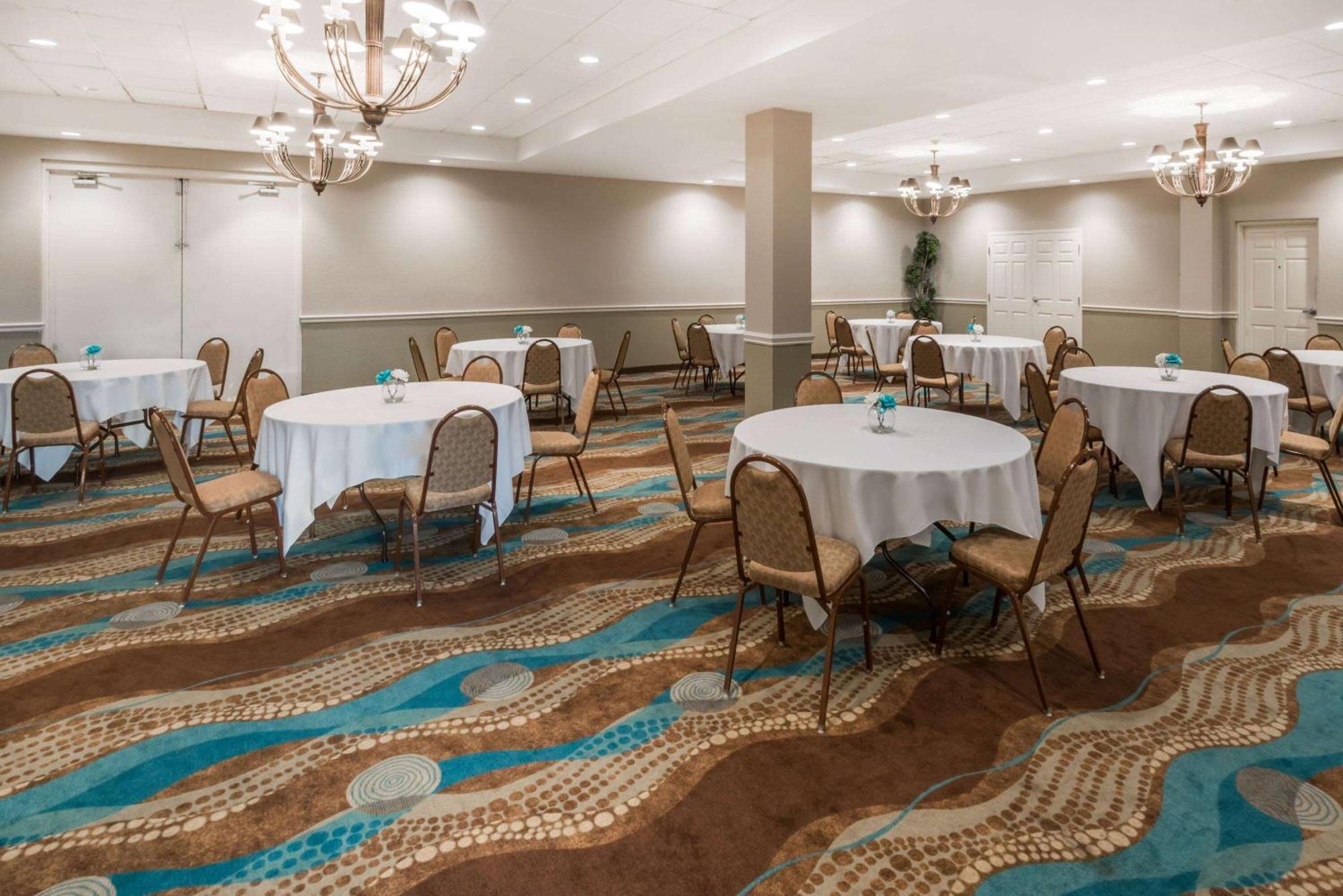 Wyndham Garden Wichita Downtown Hotel Ngoại thất bức ảnh
